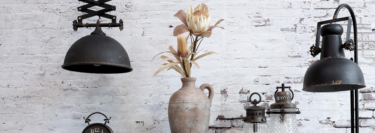 Factory industrielle lamper og m�bler i sort metal med r� rustik stil til boligindretning
