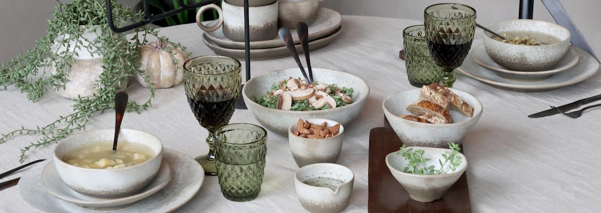 Valence stel og keramik i nordisk design med fade, sk�le og krus til bordd�kning