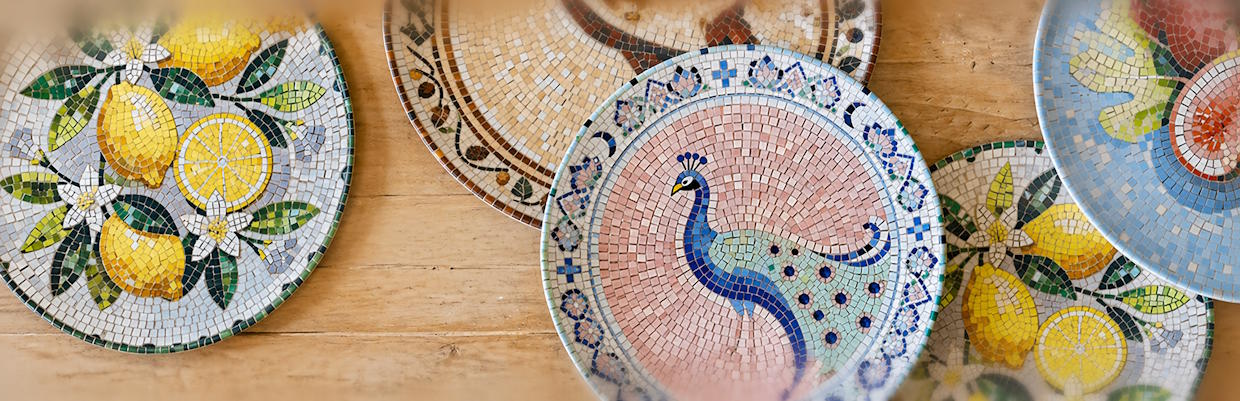 Chartres tallerkener og fade med mosaikmønster til farverig middelhavsinspireret borddækning