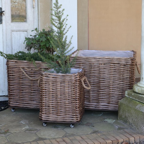 Fletkurve i pil med hjul til opbevaring i stue og entr�