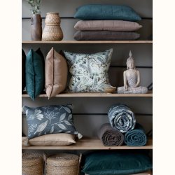 detaljer med puder og sammenrullet quilt