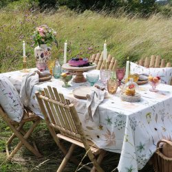 dug med blomsterprint p� bord udend�rs opd�kning