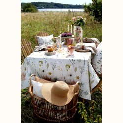 bordd�kning med aix dug i bomuld og blomsterprint