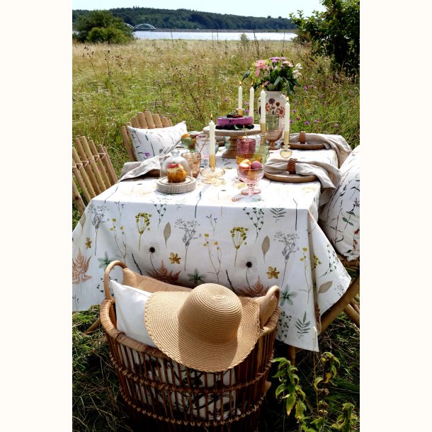 bordd�kning med aix dug i bomuld og blomsterprint