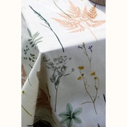 detalje af dug med blomsterprint i creme nuancer