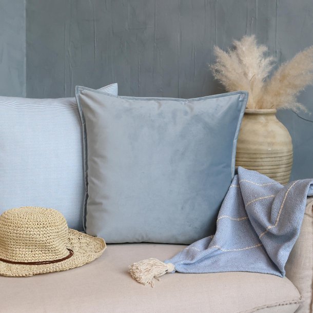 Sky blue pudebetr�k i velour p� sofa
