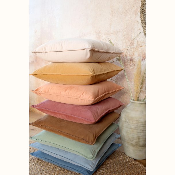 Bl�de velour puder i varme rosa nuancer til sofaen