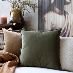 Velourpudebetr�k i oliven p� sofa