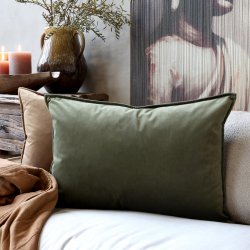 Velourpudebetr�k i oliven p� sofa