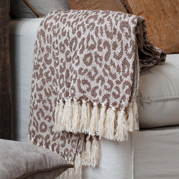 Plaid med leopard-m�nster p� sofa