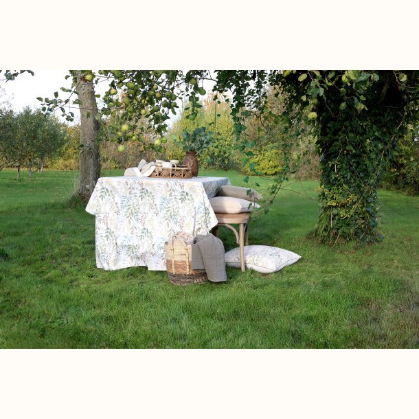 bordd�kning med creme dug og bladm�nster udend�rs