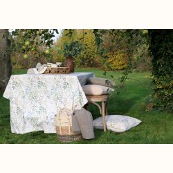 havebord med stor bomuldsdug i bladm�nster