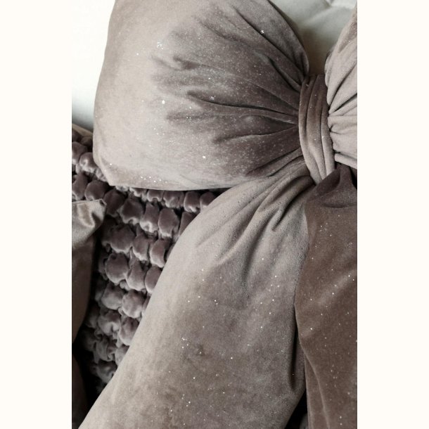 Detalje af mocca sl�jfe med glimmer