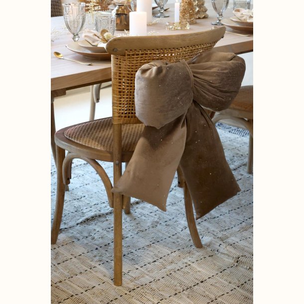 Veloursl�jfe mocca ved bord