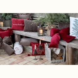 Veloursl�jfe ved pejs og sofa