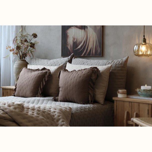 Pudebetr�k med fl�sekant i valn�d p� sofa