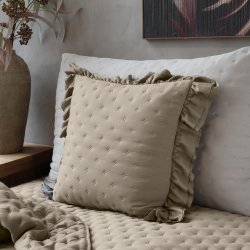 Pudebetr�k med fl�sekant i latte p� sofa
