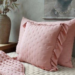 Pudebetr�k med fl�sekant i old rose p� seng