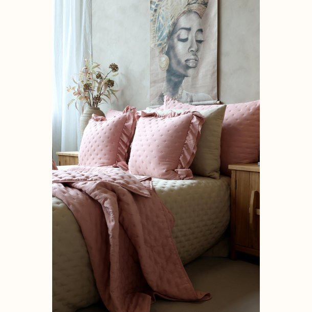 Quilt i old rose p� seng