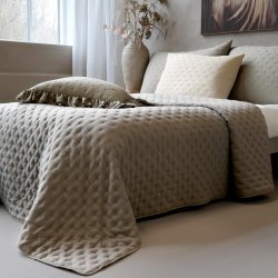 Quilt senget�ppe i latte p� seng