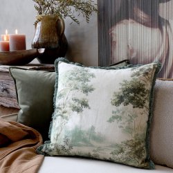 Pudebetr�k med tr�print og frynser p� sofa
