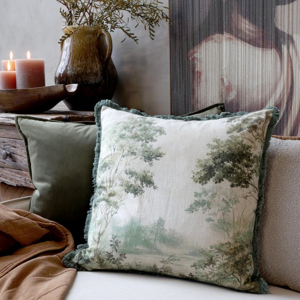 Pudebetr�k med tr�print og frynser p� sofa