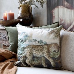 Pudebetr�k med leopard p� sofa