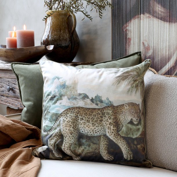Pudebetr�k med leopard p� sofa
