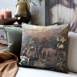 Pudebetr�k med dyreprint p� sofa