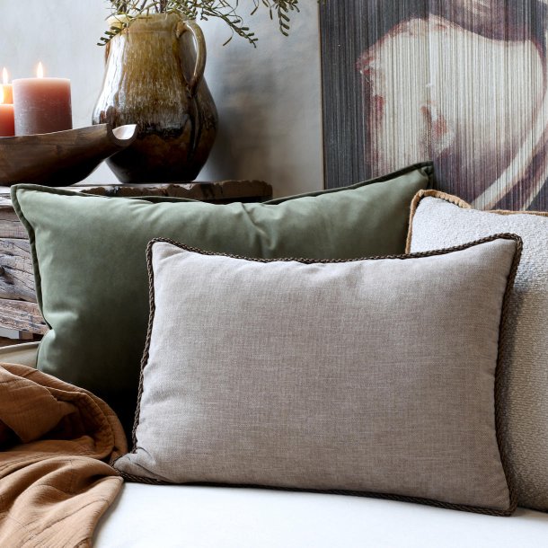 Chenille-pudebetr�k i latte p� sofa