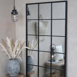 Factory spejl i nordisk indretning med vintage interi�r