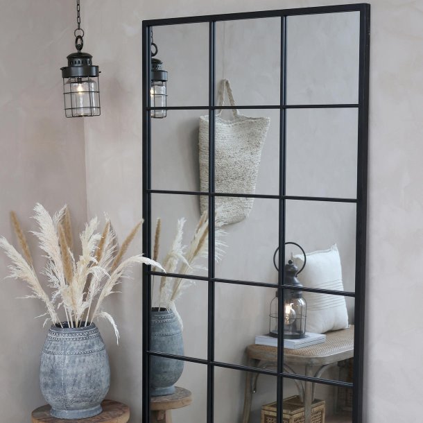 Factory spejl i nordisk indretning med vintage interi�r