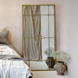 Stort gulvspejl i antique messing til sovev�relse og elegant boligindretning
