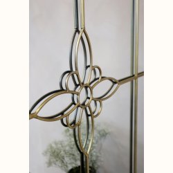Spejl med blomsterornament i antique messing og dekorativt interi�r