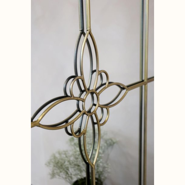 Spejl med blomsterornament i antique messing og dekorativt interi�r