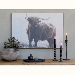 Canvasbillede med tyr over tr�bord i rustik boligindretning
