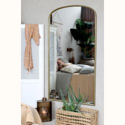 Stort v�gspejl med buet top og tidl�st design