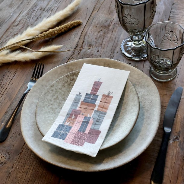 serviet med gaver p� bordd�kning ved middag rustik bordopstilling