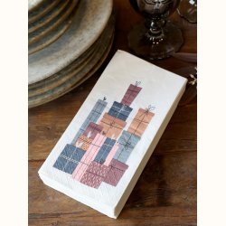 detalje af serviet med gave motiv i hyggelig bordd�kning klassisk stil