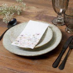 serviet med blomster p� tallerken rustik bordd�kning med glas og bestik