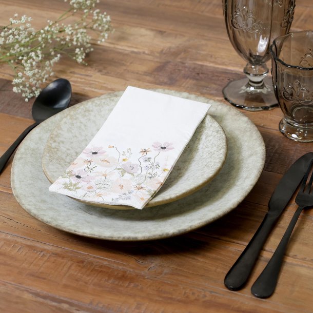 serviet med blomster p� tallerken rustik bordd�kning med glas og bestik