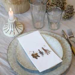 Serviet med t�rrede blomster i bordd�kning