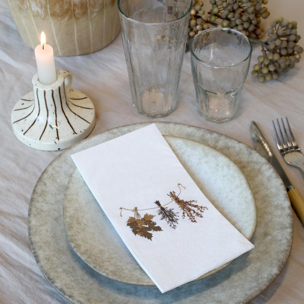 Serviet med t�rrede blomster i bordd�kning