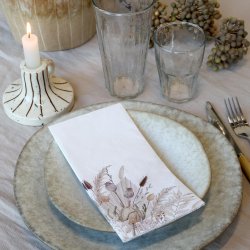 Serviet med gr�ftekantsblomster i bordd�kning