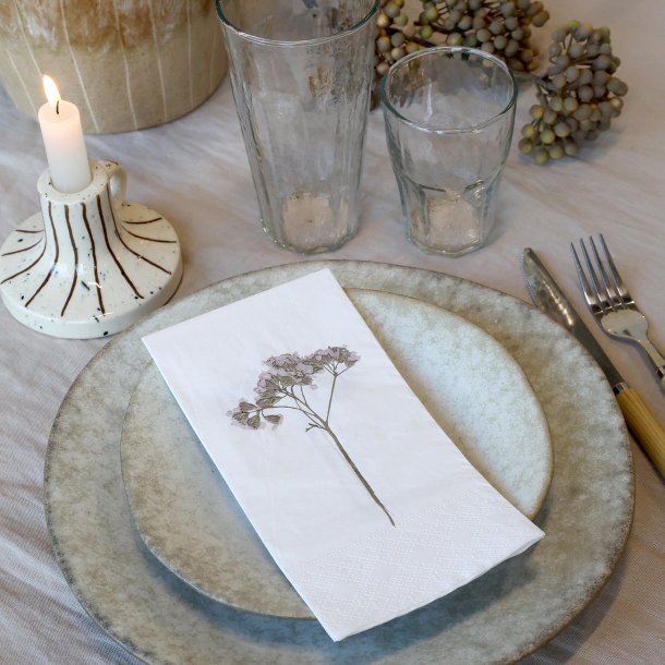 Serviet med blomsterstilk i bordd�kning