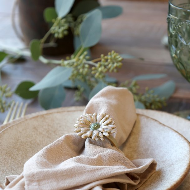 servietring med blomst brugt til bordd�kning med serviet