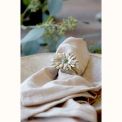 servietring med blomst p� tallerken i roligt milj�