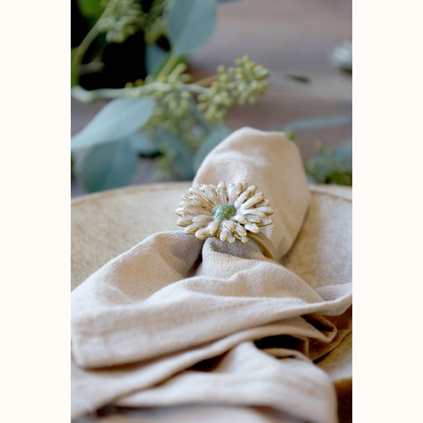 servietring med blomst p� tallerken i roligt milj�