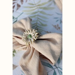 servietring med blomst t�t p� foldet serviet