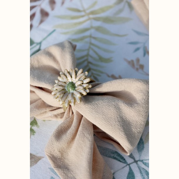 servietring med blomst t�t p� foldet serviet